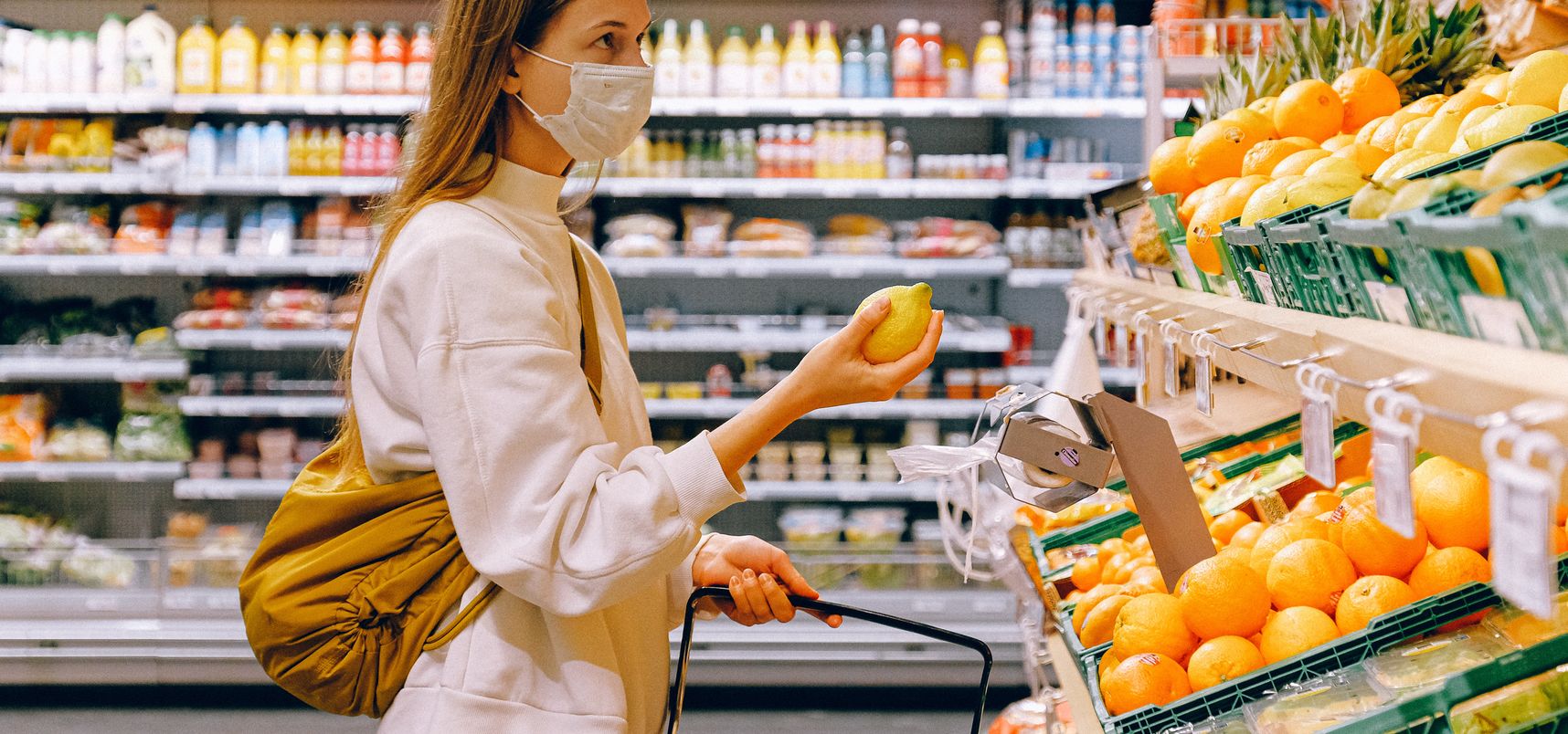 Jeune fille dans un rayon de fruits